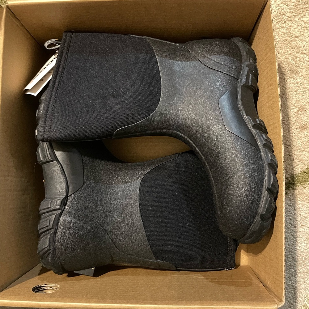 Men’s Bogs size 9 NWT
